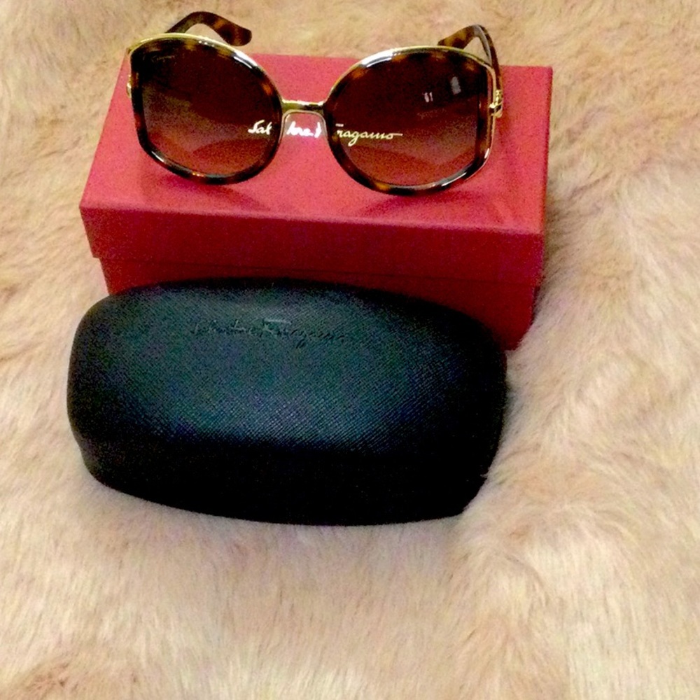 Salvatore Ferragamo Sunglasses Tan and brown with gold trim Style SF719S